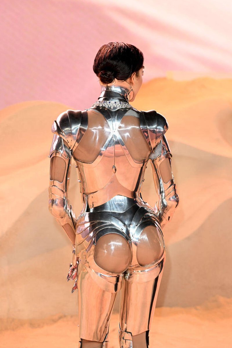 LuxoraWorld's tweet photo. Zendaya literally broke the internet in this archival Mugler robot suit. https://t.co/IIz9dmIRoT