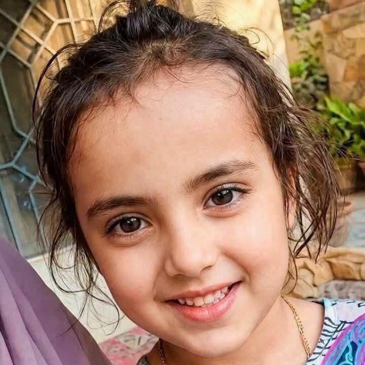 hTanveerAwan's tweet photo. اس معصوم بچی آیت نور کی والدہ کو ایس پی ثمینہ ظفر نے اور بھی بہت کچھ کہا ہے جو میں یہاں خواتین کی وجہ سے لکھ بھی نہیں سکتا ۔  بچی کے والد سے کہا گیا کہ آیت نور تمہاری بیٹی ہی نہیں ہے ۔وزیراعلیٰ سہیل آفریدی اس کیس کو صوبائی کرائم برانچ کو ٹرانسفر کریں ۔ وہ وہ حقائق سامنے آئیں گے کہ آپ سب کے رونگٹے کھڑے ہوجائیں گے ۔ آیت نور کے والد کو پولیس کے سامنے صفائیاں اور ثبوت دینے پڑے کہ بچی میری ہی ہے ۔ 

وزیراعلیٰ صاحب کو ہری پور کے نمائندوں نے غلط گائیڈ کیا ہے ۔ سہیل آفریدی صاحب ایک بار یہ کیس کرائم برانچ کو دے دیں ۔ سب سامنے آجائے گا ۔  

@SohailAfridiISF 
@YarMKNiazi