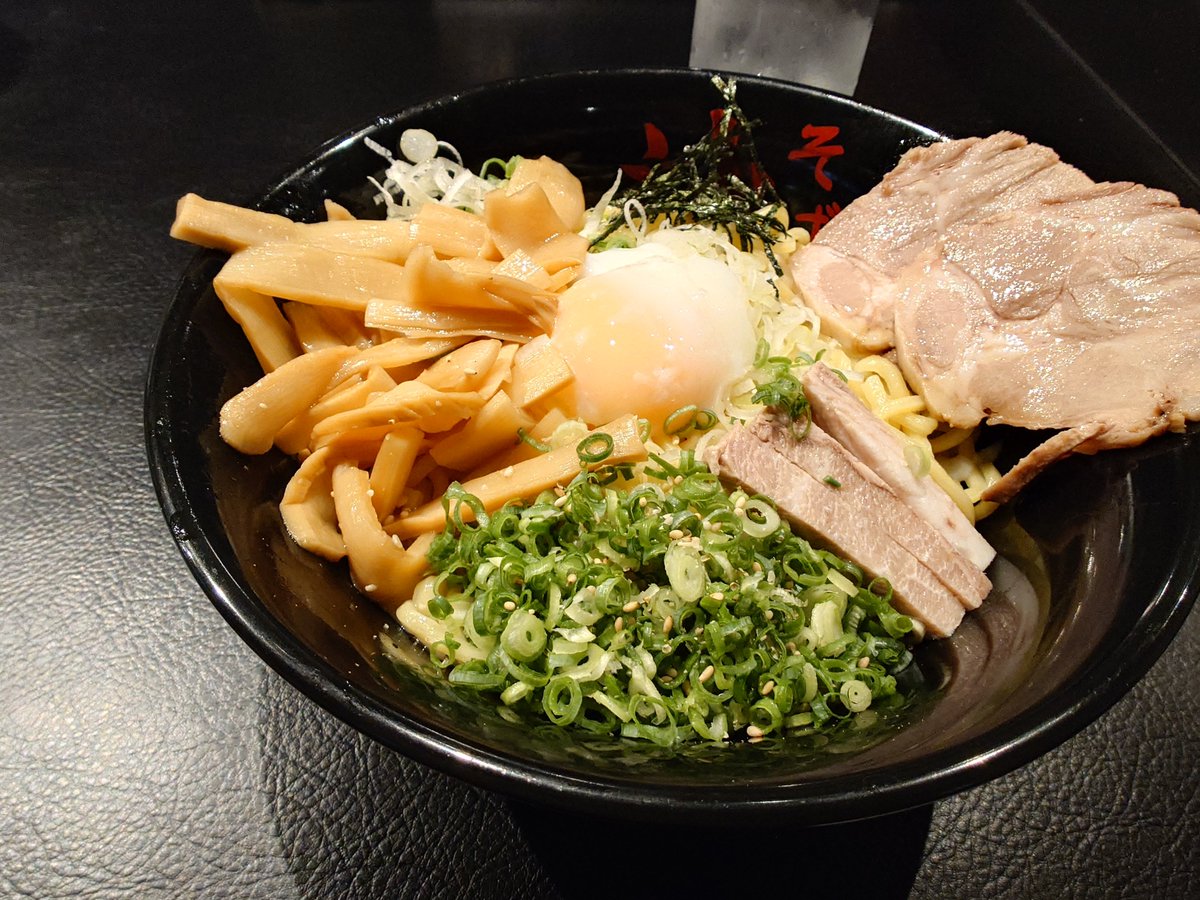 yosutebit0's tweet photo. オヌヌメされて調べたら近所にあった油そばを食べました！大変すすれました https://t.co/MEb9kkkJ4r