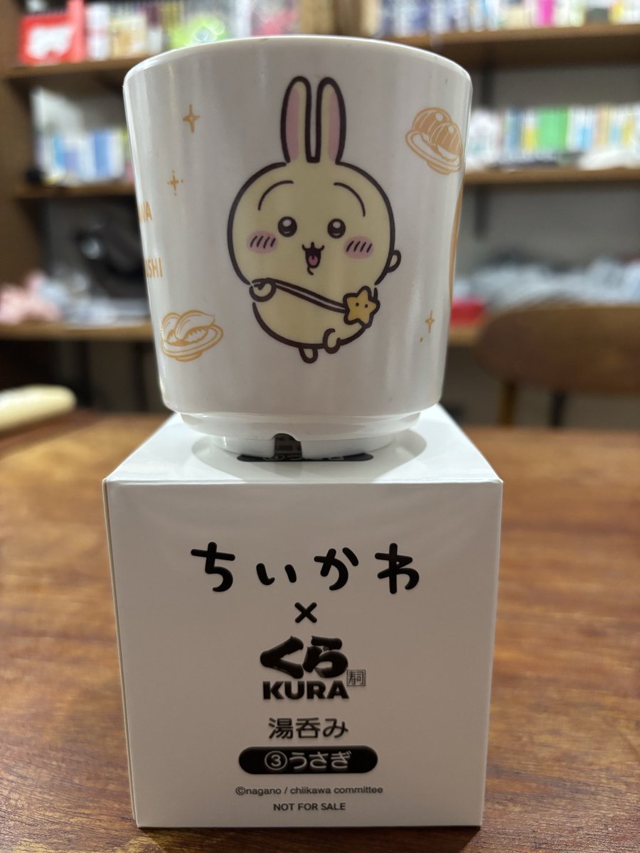 twrjkrn's tweet photo. 行列に並べない民の私達はくら寿司持ち帰りにした。ちゃんと時間通りに用意されててすぐにもらえたから湯呑みだけ欲しい人は絶対持ち帰り！店に入りきらなくて外に溢れ出すくらい人いっぱいやった🫠 https://t.co/2oVIpeRfTq