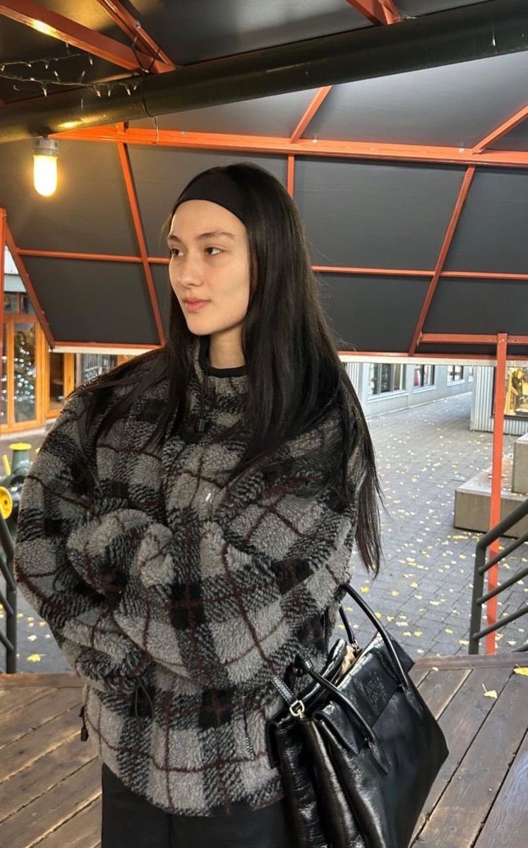 mosurella's tweet photo. mini au #sherlaand 🐥🍒

“AY BONITA” 

donde 🐥 le da like a un tiktok de 🍒 y eso desencadena el mayor efecto mariposa https://t.co/XqDNjRaeW0