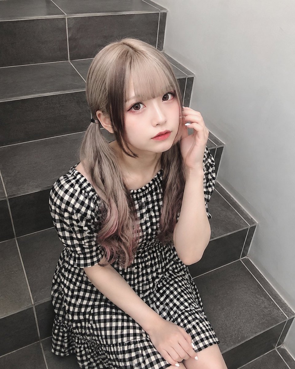 sakisuta_'s tweet photo. GPT-6 Astraで調整した地雷系女子

GPT Image 2.1がリリースされたら生成結果の違いを見てみよう

【プロンプト】
リアルな画像にする→　最新のiPhoneで斜め上から撮影したような自然な写真。柔らかな室内光が顔と髪を照らす。スマートフォン写真らしいわずかな粒子感��適度なシャープネスがあり、背景のタイルや目地にもピントが残る。過度な広角の歪み、美肌加工、背景ぼけ、スタジオ撮影のような照明は避ける。

地雷系メイク→　陶器のような白肌。黒目がちで強調された大きな目、赤みのあるピンクアイシャドウ、涙袋メイク、ピンクのリップ。肌には写真らしい自然な質感を残す。

カメラ構図→　カメラは顔より高い位置の斜め前方にあり、約30〜45度の角度で見下ろして撮影する。被写体は階段に腰掛け、顔を軽く上げてレンズを見つめる。頭頂部から腰付近までを収め、背景に階段の段差とタイルの床が見える。