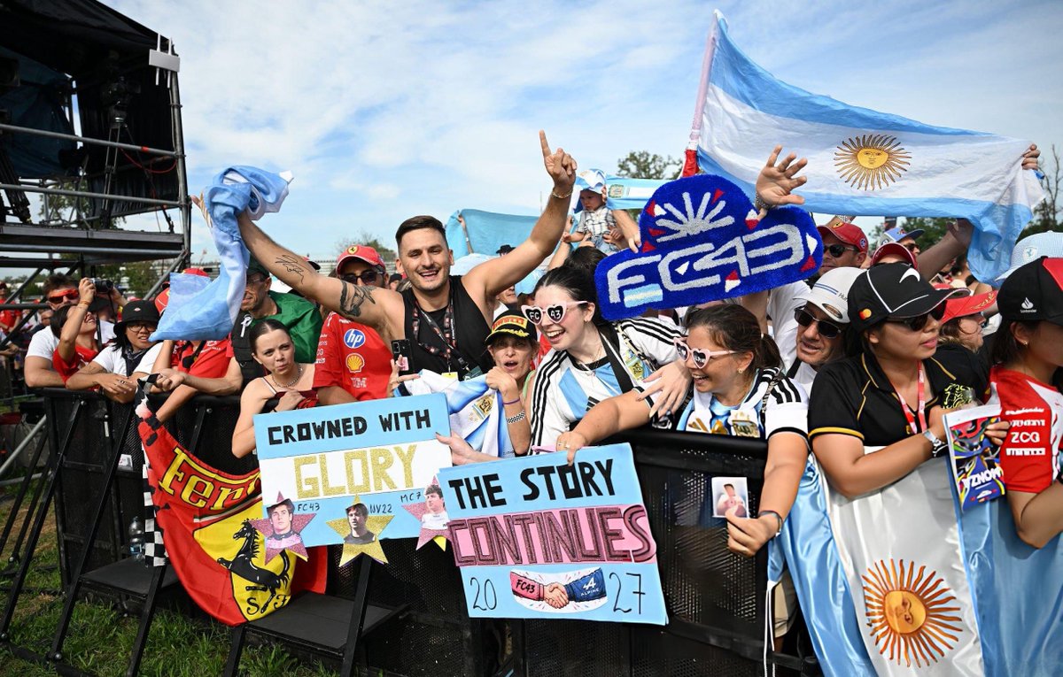tina43arg's tweet photo. Más que presentes la hinchada argentina con banderas y carteles 🥹🫶🏻 https://t.co/G1kaj6wMvu