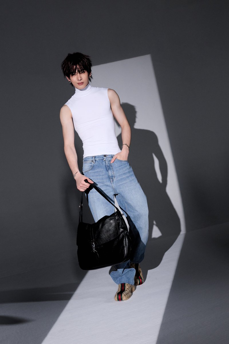 Siam_Paragon's tweet photo. แซนต้า พงศภัค (@Ppsanta) กับกระเป๋ารุ่นใหม่ Jackie Flap จากคอลเลกชัน Gucci Primavera ที่นำมาตีความใหม่ให้กับ Jackie 1961 หนึ่งในกระเป๋ารุ่นซิกเนเจอร์อันโด่งดังของ Gucci จากซิลูเอตอันเป็นที่จดจำ สู่ความร่วมสมัย มอบภาษาใหม่แห่งงานดีไซน์ ตั้งแต่รูปทรง วัสดุ เฉดสี และหนังแบบต่างๆ ทั้งหนังเรียบเงา หนังกลับ รวมถึงลาย GG Canvas ไปจนถึงขนาด และสายสะพายที่ออกแบบมา เพื่อรองรับการใช้งานและสไตล์ที่หลากหลาย รวมถึงฮาร์ดแวร์ตัวล็อคแบบพิสตัน (Piston) อันเป็นเอกลักษณ์

พบกับกระเป๋าที่สะท้อนตัวตนของคุณ ได้ที่ร้าน Gucci ชั้น M สยามพารากอน 

@gucci #Santapp
#GucciPrimavera #GucciJackieFlap
#SiamParagon