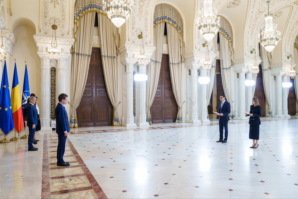 kreyeslazo's tweet photo. 🇸🇻🇷🇴 Tuve el honor de presentar las cartas credenciales al presidente de Rumanía, S.E. @NicusorDanRO, que me acreditan como embajador ante ese país. 

Un paso significativo para fortalecer los lazos de amistad entre El Salvador y Rumanía, estrechando el diálogo y la cooperación. https://t.co/qFTWqP1VNR