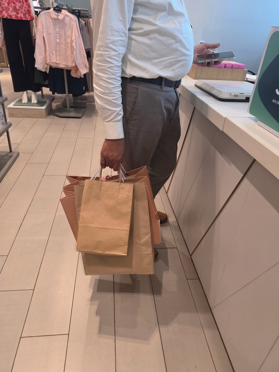 GoddessMishas05's tweet photo. Every bag in his arms is just another measurement of his absolute surrender.👠✨️ https://t.co/o2u3j2VfLY