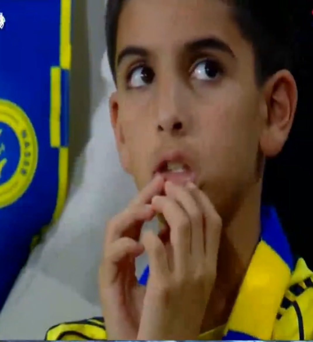 Barce_24d's tweet photo. ( الهلال أمانة من أخي ولي العهد ) … التغريدة ربما تفهم انها تحريضية على القيادة حفظها الله  ‼️

هذه ليست عبارة عابرة في تغريدة رياضية  لأنها تنقل الهلال من مساحة نادي يتنافس مع أندية " الوطن "  إلى مساحة رمزية يُستدعى فيها اسم القيادة لتأكيد خصوصية النادي ومكانته .. تم تكرارها بشكل " مريب " 

ثم تأتي الرسائل تباعً : العاصفة أصبحت "  إعصارًا"  والإعصار مستمر لسنوات ، فريق عالمي  لاعبون يمثلون المنتخبات  11 دولة ، ونجوم من كل القارات…‼️

أي أن التغريدة  بكل وضوح  تقدم مشروعًا يقول : لدينا قوة " استثنائية ومستدامة"  ولدينا دعم يجعل هذه القوة مستمرة لسنوات طويلة..😎

وهنا يصبح السؤال مشروع: إذا كانت القيادة حفظها الله تنظر إلى أندية الوطن باعتبارها جزءًا من مشروع رياضي واحد ، فلماذا يُقدم نادي واحد وكأنه يحمل خصوصية ورعاية ورمزية مختلفة؟‼️

ثم، إذا كنتم فعلًا " العاصفة التي أصبحت إعصارًا" وفريقكم  "تقول عالمي " ونحن نعرف ان " لا  عالمي إلا العالمي "  وتملكون  19 لاعبًا يمثلون 11 دولة ، وتتباهون بغرور  بلاعبي المنتخبات وبقوة لا تنتهي لسنوات طويلة …

فلماذا تُكتّفون  أيدي النصر؟‼️ ولماذا يُحاصر في خياراته؟‼️ ولماذا يُمنع من أن يبني القوة التي تنافس هذا "المعيصير "؟‼️

إن كان تفوقكم حقيقي  فاتركوا النصر حرًا ثم نافسوه في الملعب..

أما أن تتباهوا بجيش من النجوم ، ثم تخافوا أن يُسمح لمنافسكم بتقوية صفوفه ، فهذه ليست ثقة بالقوة… هذه خشية من المنافس .

العالمي الحقيقي لا يحتاج إلى تكتيف خصمه كي يبدو عظيماً. 🇸🇦 

@a7md_T1