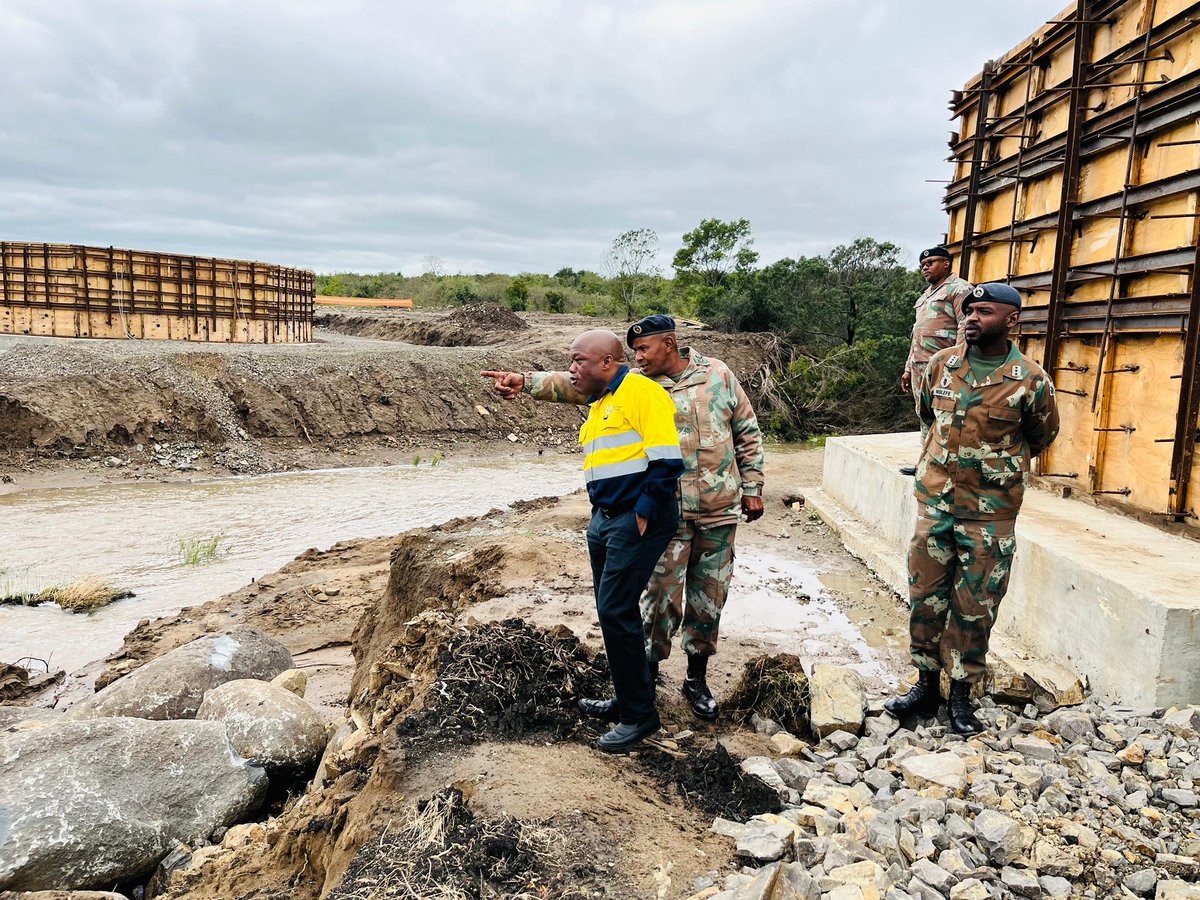 sziks's tweet photo. 2 OF 3 | LUPHONDWENI BRIDGE

Deputy Minister Sihle Zikalala is conducting an oversight visit to the Luphondweni Bridge in eLuphondweni Village, which is currently 65% complete.

Construction has temporarily paused due to heavy rains, with completion anticipated by the end of October 2026.

The Deputy Minister commended the South African National Defence Force (SANDF) for continuing work despite challenging weather conditions and reassured community members that the project will remain under close oversight through to completion.

Keeping projects on track. Keeping communities connected.