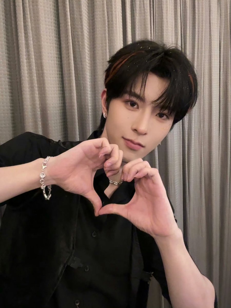 bada_XQ's tweet photo. 즐거운 토요일 보내세요~🧡

#邱鼎杰 #QiuDingjie #KipukaQiu https://t.co/poRK79CH3e