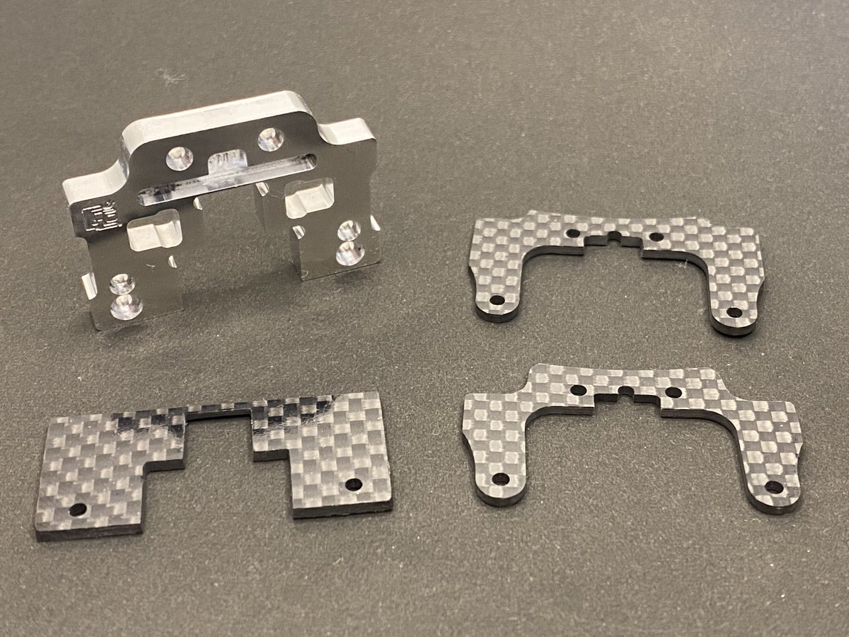 CherisCraft's tweet photo. 【MSフレキのお辞儀防止ステー作成に🔧】

お辞儀防止ステーの製作をサポートする
「ピッチング・アブソーバー・プレート」

コの字型のフロント・リア用に加えて
全面タイプのステー作成にも対応✨

プレートの形状を基準にしながら加工でき
同じ形状で作りたい時にも便利です👍

そのほか、リアブレーキステー用の輪郭確認や
キャッチャーダンパーの逃がし穴加工などにも使用できます。

詳細はこちら🔗
 https://t.co/3DLyc5IzY0

#ミニ四駆 #mini4wd #ちぇりすくらふと
