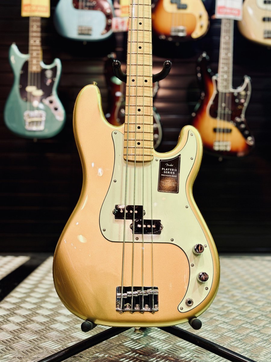 bassstation_akb's tweet photo. #FenderMEX
Fender Mex player II、75周年限定のゴールドカラー✨
この一本、特に照明の下で見ると本当に映えます!ステージ上でもかなり存在感を出してくれそうです👀
しかも、定番モデルと同じ価格帯なのも嬉しいポイント! https://t.co/801xTKm4SC