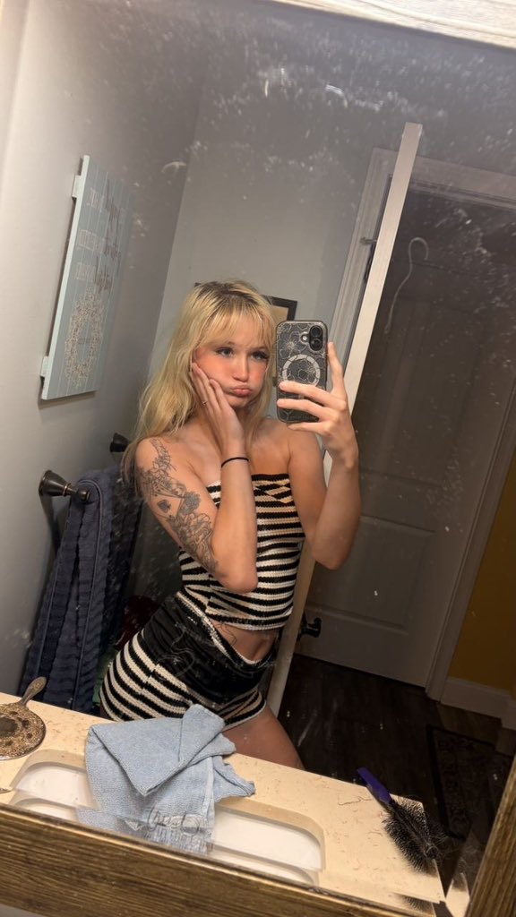 rileysmithh11's tweet photo. "you smell so good" ok so kiss me https://t.co/ep5XXRB3Wg