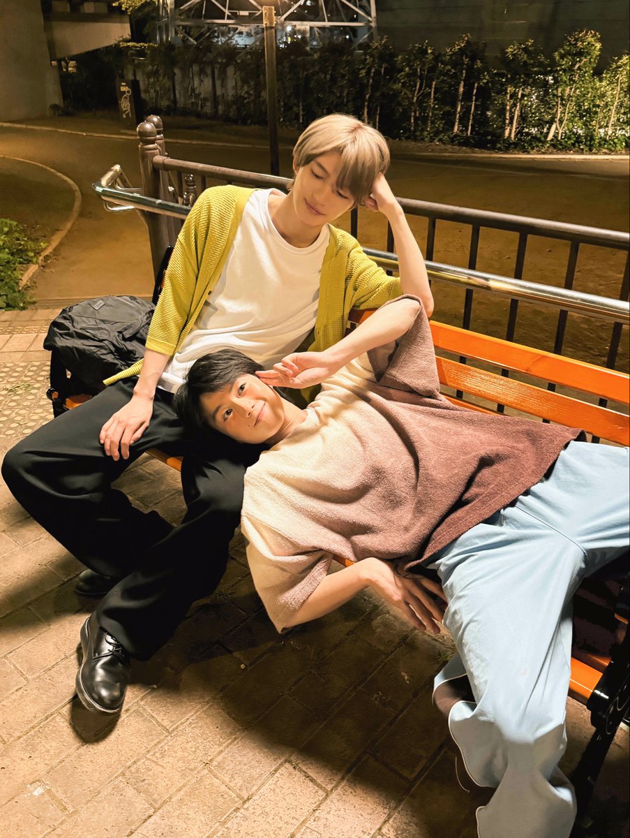 tx_doramanext's tweet photo. 🎬 𝑻𝑽𝒆𝒓最新話を見逃し配信中🌻
〔#君は夏のなか〕

📸︴オフショット

酔っ払いの渉(#奥智哉)と
迎えに来た千晴(#杢代和人)をパシャリ✨
撮影をお願いした時には自然と膝枕に...🫣✨

𝑼-𝑵𝑬𝑿𝑻独占先行配信中🎥
👉🏻https://t.co/ohfOCkaumO

#TVer お気に入り登録お願いします💡
#ドラマ君夏 https://t.co/vJEpUY0jz9