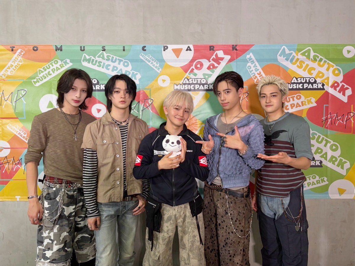 khb_guriri's tweet photo. #STARGLOW
#ONENONLY
#MAZZEL
#ゴールデンボンバー のみなさんともいっしょに📸🥹💖

みなさん、ぼくのことを
と～ってもたいせつに
だっこしてくれて。。。🐻‍❄️

ぼくってしあわせもの…🌟🐾

あしたも #アスパ 
い～っぱいたのしむぐりよ🎶🎪🌈

@ASUTOMUSICPARK 
#AMP2026
#アスパ
#ASUTOMUSICPARK https://t.co/DFV22Ro5uj