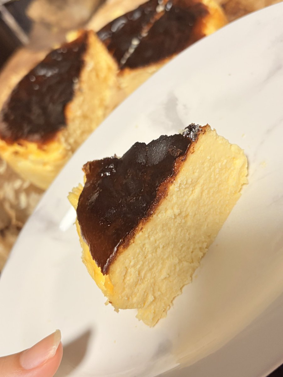 9_x71's tweet photo. 彼女にどうですか…
初チーズケーキ作った！！︎^_^

 #バスクチーズケーキ #チーズケーキ #お菓子作り #ケーキ https://t.co/iVWYPsp1Fx