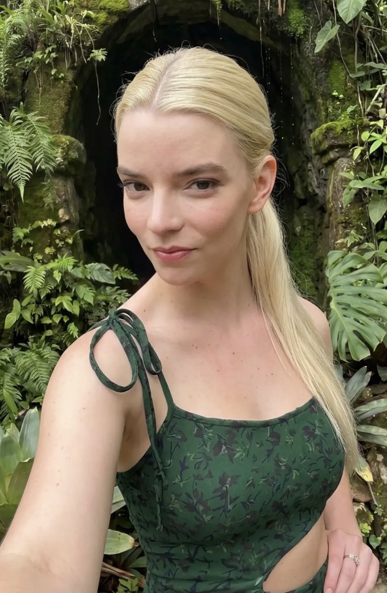 celebritycruz's tweet photo. Anya Taylor-Joy’s legs and barefoot look? Absolutely insane. https://t.co/73dCbBREY9