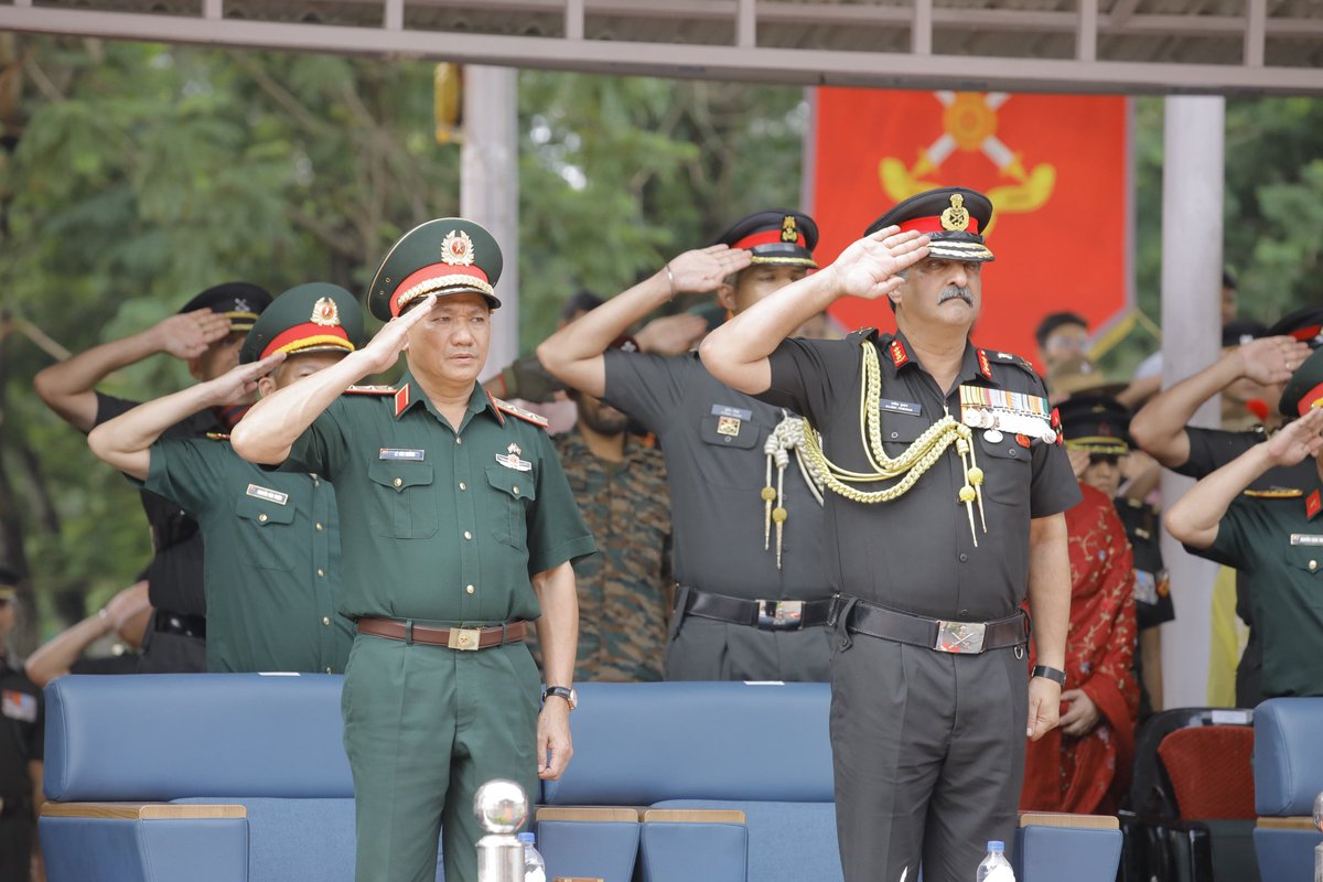 adgpi's tweet photo. Pipping Ceremony, #OTA, Gaya

Lieutenant General Le Van Huong, Deputy Chief of the General Staff, Vietnam People’s Army, attended the Pipping Ceremony following the #PassingOutParade at #OTA, Gaya. He congratulated the newly commissioned Officers and their proud parents on the momentous occasion.

Officer Cadets donned the much-awaited stars on their shoulders, marking their transition to commissioned Officers. The solemn oath to serve the Nation marked the beginning of their journey as future leaders of the #IndianArmy.

While interacting with the newly commissioned Officers, Lieutenant General Le Van Huong exhorted them to uphold the highest traditions and ethos of the Armed Forces and strive to be exemplary leaders in  service of the Nation.

@MEAIndia
@DefenceMinIndia
@artrac_ia
@IaSouthern
@AmbHanoi
@VNinINDIA