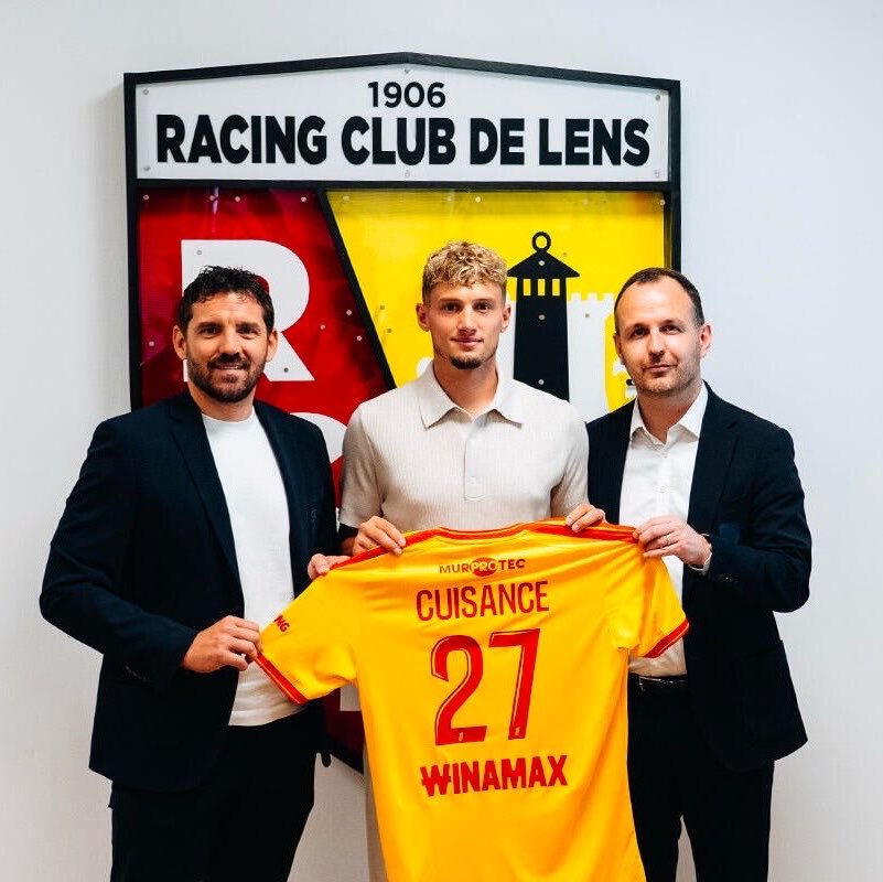 ActuFoot_'s tweet photo. SUPER INTÉRESSANT ! Le directeur général du RC Lens, Benjamin Parrot 🇫🇷, explique la méthodologie du club vis-à-vis des joueurs à relancer…

Florian Thauvin, Odsonne-Edouard, Malang Sarr, Saint-Maximin et maintenant peut-être JC Todibo ou Michael Cuisance… LENS SAIT FAIRE RENAÎTRE DES CENDRES CE GENRE DE PROFILS. 👏❤️💛

Voici la méthode 👇
🗣️ « LE FAIT D’AVOIR ÉCHOUÉ OU DOUTÉ dans sa carrière, ça fait UN ÉLÉMENT PUISSANT pour matcher avec notre environnement.

Par nos valeurs, on  sait qu’on peut remettre sur l’autoroute un joueur qui y avait accès sur la base de son talent, mais qui a  dû bifurquer par une nationale ou une route secondaire. On aime ces joueurs-là !

Ça passe par DES DISCUSSIONS LES YEUX DANS LES YEUX, ASSEZ PROFONDES, sur le parcours de vie, le comportement, la famille, ce qui s’est passé, pour aller au-delà des choses qui sont du réputationnel. 👀

Normalement, ces gars sont inaccessibles sur les conditions économiques. 💰

L’arrivée de ces joueurs s’accompagne déjà de sacrifices économiques conséquents de leur part, parfois cinq, dix fois moins que ce qu’ils ont pu gagner précédemment. On est tellement loin que ça ne peut pas être le moteur de notre pacte commun. 

Nous, ce qu’on leur offre c’est UNE THÉRAPIE DE FOOTBALL PUR, avec un pacte moral clair : si la personne vient pour se relancer dans le travail, l’humilité, on lui donnera tout. Mais si elle sort du cadre collectif fixé, elle nous trouvera sur sa route. »

🎙️ @lequipe 
📸 @RCLens