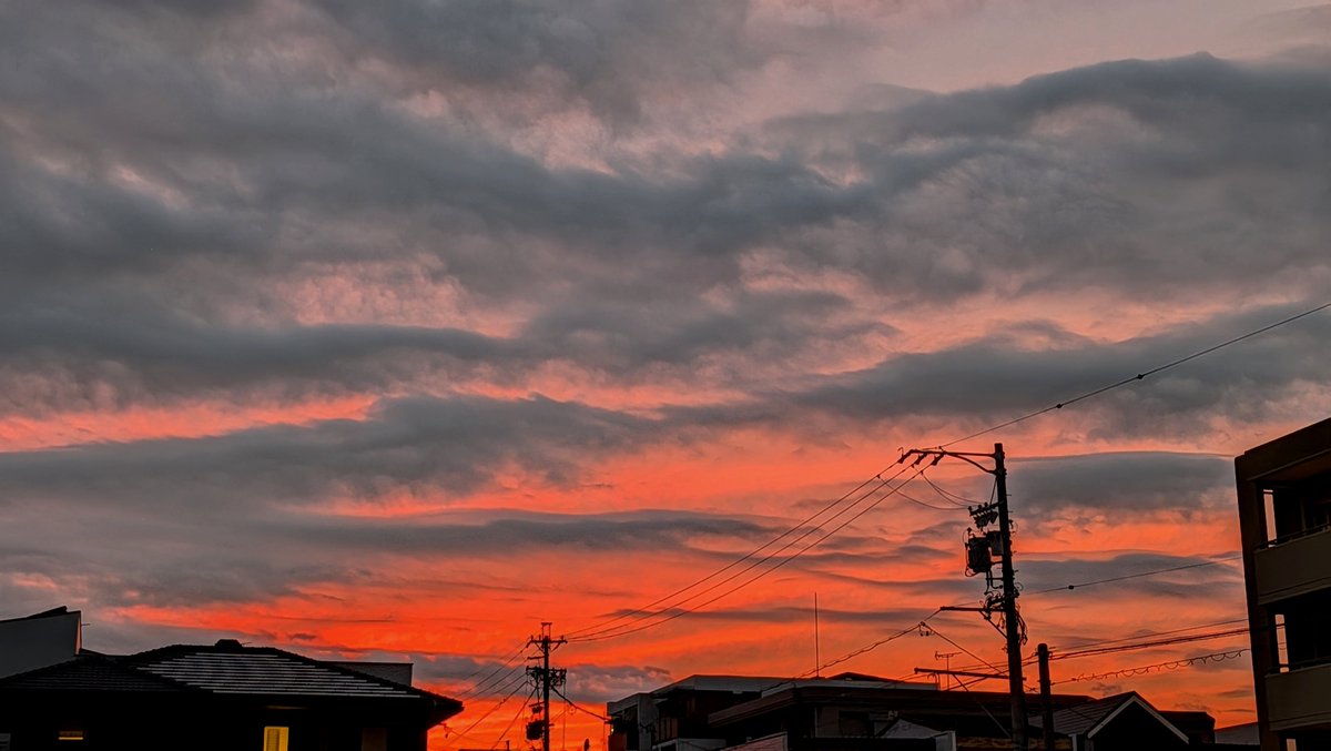 kazz10m2's tweet photo. #イマソラ #夕暮れ
今日一日、お疲れ様でした。
台風が接近中してるせいか今日は暑さを感じなかったな。

日の入り後の夕焼け空。雲を照らして鮮やかに彩っていました。
僅かな撮影位置がかわると色彩も変わるね。 https://t.co/PybKuUROf0