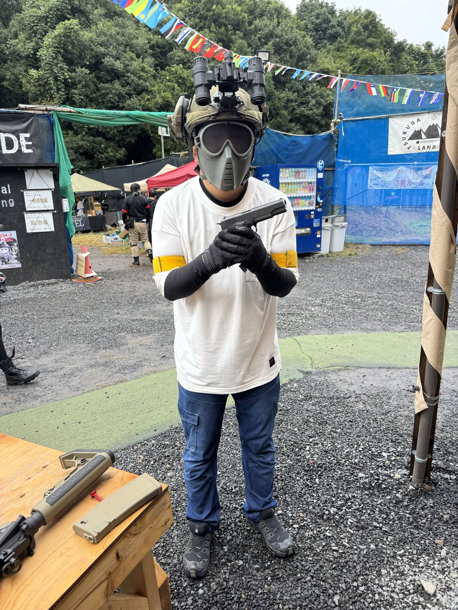 Raffresian's tweet photo. 初回無料ガチャで頭装備だけSSRを引いた初心者初期アバター https://t.co/0YUwMGD79q