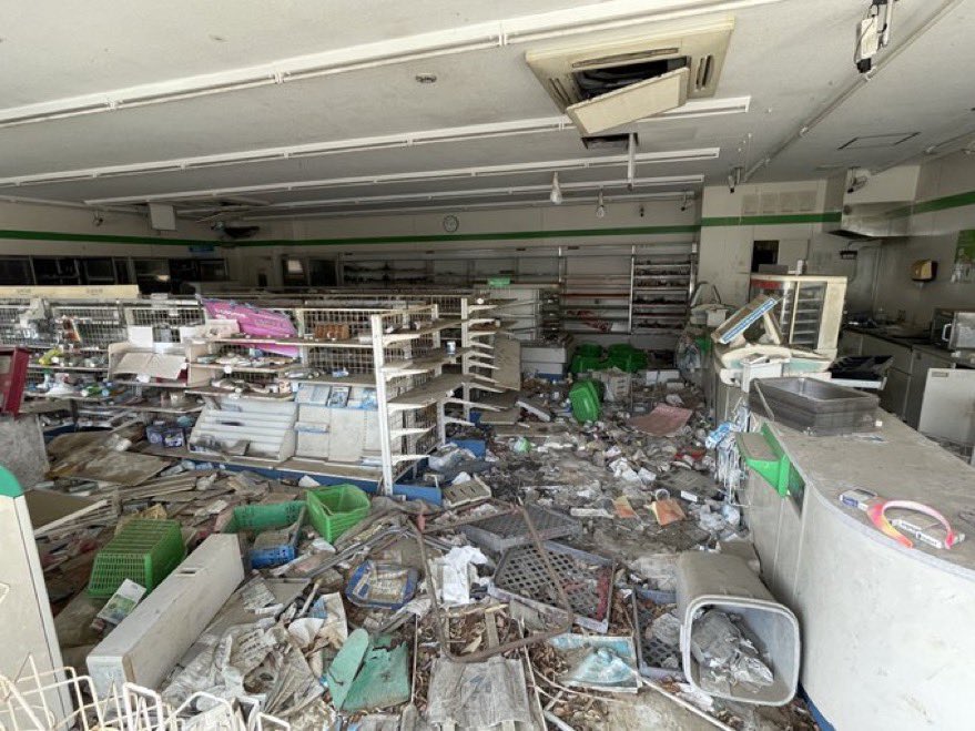 wadaino_taikai's tweet photo. 閉店した時のままで残ってるファミマ
レジもATMも荒らされてる https://t.co/YQA3Atjf25
