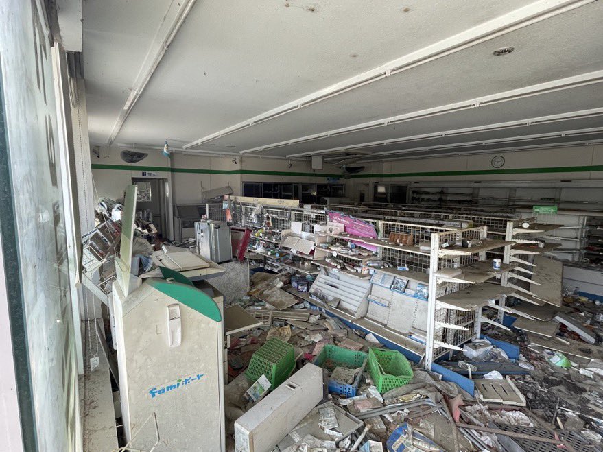 wadaino_taikai's tweet photo. 閉店した時のままで残ってるファミマ
レジもATMも荒らされてる https://t.co/YQA3Atjf25