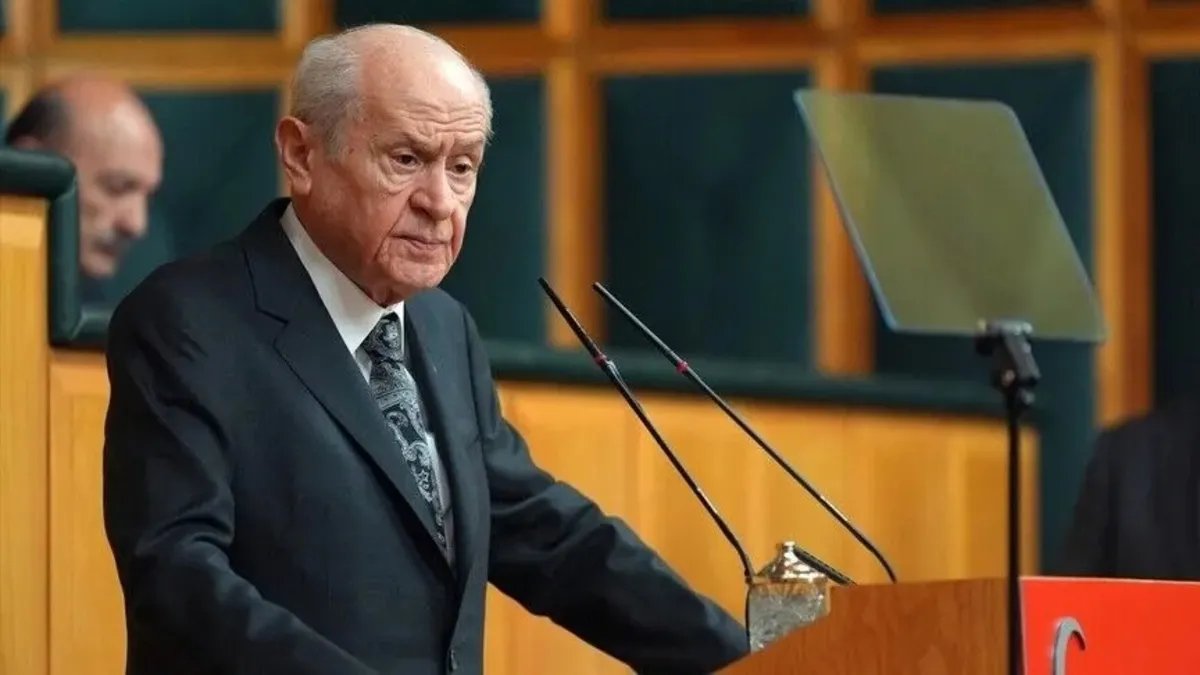 ConflictTR's tweet photo. MHP Genel Başkanı Devlet Bahçeli (Mekke Anlaşması hk .):

Fevkalade sağlıklı ve önemli bir anlaşma. 

Genişleme eğiliminde olması da son derece stratejik değere haiz. 57 Müslüman ülke var. Muazzam nüfuslara ve yeraltı kaynaklarına sahipler. Ancak sahip oldukları potansiyeli değerlendiremiyorlar. 

Batı karşısında bir lider ülke çıkaramıyorlar. Türkiye’nin liderliğinde bu çalışmalar yürütüldüğü takdirde bu durum bizi merkeze taşır, dünyada çok daha itibarlı hale getirir. 

İslam dünyası da bundan büyük faydalar görür. Atılan adımlar önemli, Pakistan ve Suudi Arabistan’ın yanısıra diğer ülkelerle bu ittifak çok daha güçlü hale gelecektir.