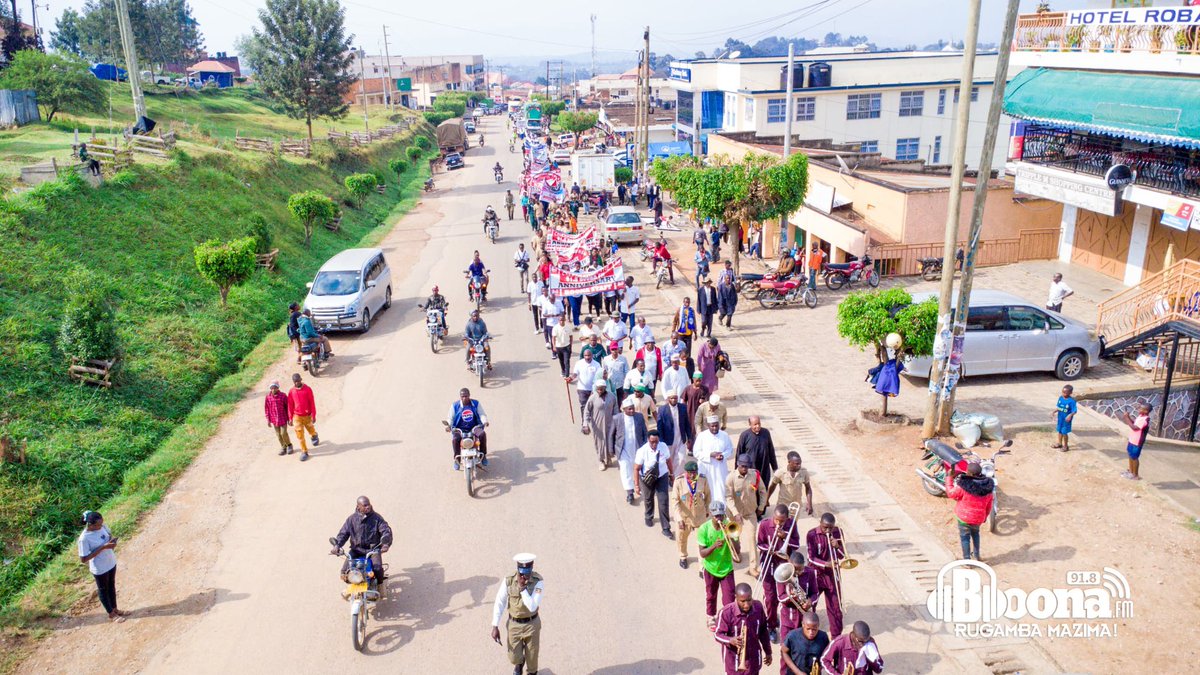shakzboutiqmbra's tweet photo. Happening now 
#Ekigutuuro Kya BoonaFm 
Rukungiri 
Anniversary walk around Streets 

#Ekigutuurokyaboonafm 
#Boonafm 
#EkigutuuroKyaBoonaFm 
#trendingshorts https://t.co/xZ2C2iil97