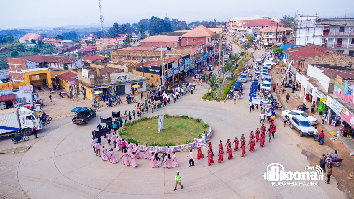 shakzboutiqmbra's tweet photo. Happening now 
#Ekigutuuro Kya BoonaFm 
Rukungiri 
Anniversary walk around Streets 

#Ekigutuurokyaboonafm 
#Boonafm 
#EkigutuuroKyaBoonaFm 
#trendingshorts https://t.co/xZ2C2iil97