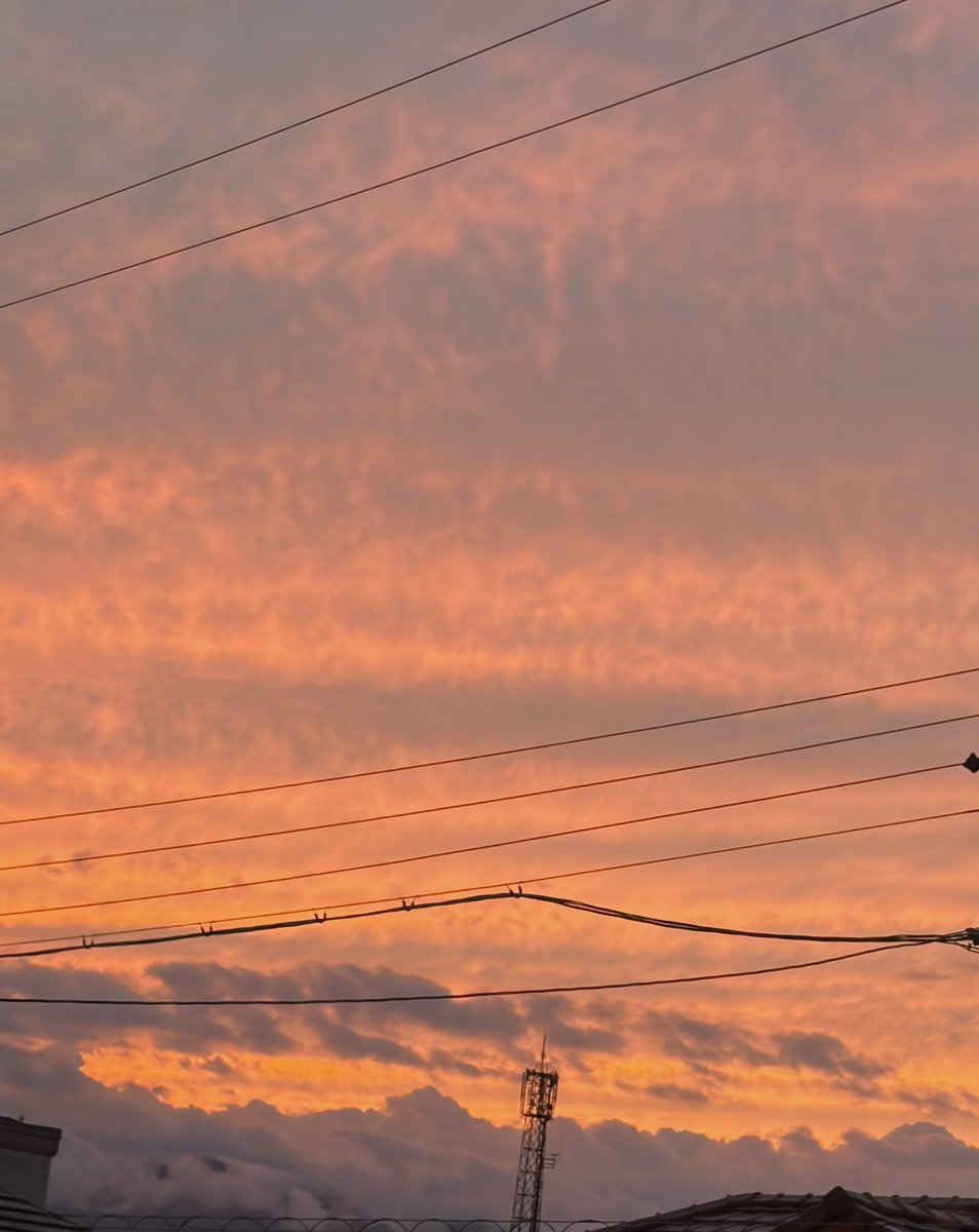 Kyo_sorairo's tweet photo. 休みは
あっ！！という間に終わってしまうね

夕空がオレンジでやばばば✨✨
だった

#夕空
#優空
#繋がる空
#キミも元気でいてね https://t.co/09iUl9KfFM