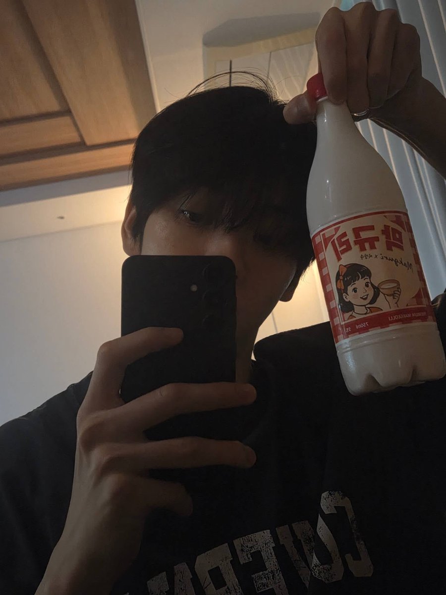 L0VELYBEOMIE's tweet photo. soobin holding makgeolli from kara gyuri’s recently launched makgeolli brand “makgyuri” 🥹😭 THAT’S OUR HEAD KAMILIA RIGHT THERE https://t.co/M5uNYItId0