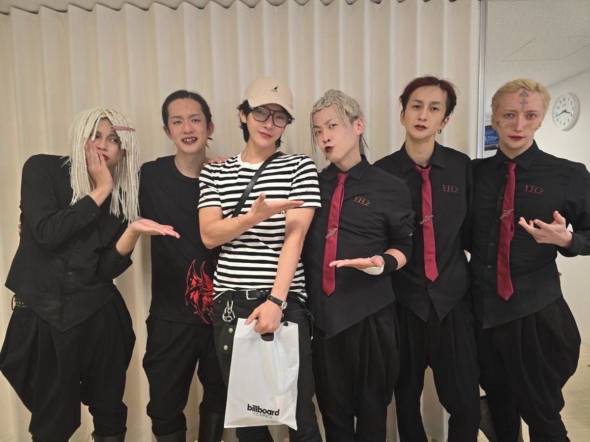 MiA_guitar_0917's tweet photo. GACKT 魔王シンフォニーホールツアー、
ありがとうございました。

昼公演の途中で仮面のゴムが切れてしまい、最終公演だけ自分の仮面ではなかったことが少し名残惜しかったですが、振り返れば公演を重ねるたびに少しずつ進化していけたツアーだったと思います。

人生で何度もツアーを経験してきて、昔からずっと感じていることがあります。

ツアーって、公演を重ねれば重ねるほど良くも悪くも“慣れ”が出てくる。
最初は張り詰めていた緊張感も、少しずつ薄れていく。

僕は昔から、その感覚があまり好きじゃありません。

慣れることで余裕が生まれることももちろん大切だけど、その余裕がいつの間にか油断に���わってしまうのが怖い。

だから今回は、最後まで緊張感を失わないために自分なりに色々と考えていました。

細かい部分まで意識して、一つひとつの音や動きに神経を使っていたら、気付けばどんどん神経質になっていって。

最終的には初日より最終日のほうが緊張して、一人でずっとピリついてました。笑

でも、それくらい最後までこのツアーに真剣でいられたことは、自分にとって良かったと思っています。

全公演、本当にありがとうございました。

8/31
luz flower laying ceremony

親友の追悼ライブに出たいか、出たくないか。

そう聞かれたら、
正直、出たくありませんでした。

親友の追悼ライブなんて、本当は一生やりたくなかった。

ステージに立っていても、いつもの自分とは違ったと思うし、自分らしくないライブをしてしまったとも思っています。

それでも、あの日みんなで同じ場所に集まり、同じ時間を過ごしたことには、きっと意味があった。

止まっていた時間を無理矢理動かすのではなく、
それぞれがそれぞれの形で、また新しく一歩を踏み出すためのキッカケになったんじゃないかと思っています。

昨年の8月31日、luzは来ることができなかった。

でも今年は、ちゃんとそこに居てくれていたような気がしました。

姿が見えなくなったからといって、これまで一緒に過ごした時間まで無くなるわけじゃない。

今までと変わらず、
これからも一緒にステージに立ち続けます。

9/1

楽天ファッション・ウィーク東京
2027年春夏コレクション。

ランウェイモデルとして出演させていただきました。
ありがとうございました。

SHINOさんと一緒に創るアートは、やっぱり愉しい。

音楽とはまた違った表現の世界で、
「ただ歩く」という一見シンプルな行為だけで人を惹きつけ、魅せることの難しさを改めて感じました。

普段はギターや音、ステージングを使って表現しているけれど、
ランウェイでは身体の動き��目線、空気感、そのすべてが表現になる。

歩くだけで魅せるって、本当に難しい。

だからこそ面白かったし、
自分にとって新しい発見の多い一日でした。

ツアー、追悼ライブ、そしてランウェイ。

まったく違う三つのステージでしたが、
改めて「人前に立って何かを表現すること」について考えさせられた数日間でした。

まだまだ勉強することばかりです。

関わってくれた皆さん、
そして足を運んでくれた皆さん、
本当にありがとうございました。