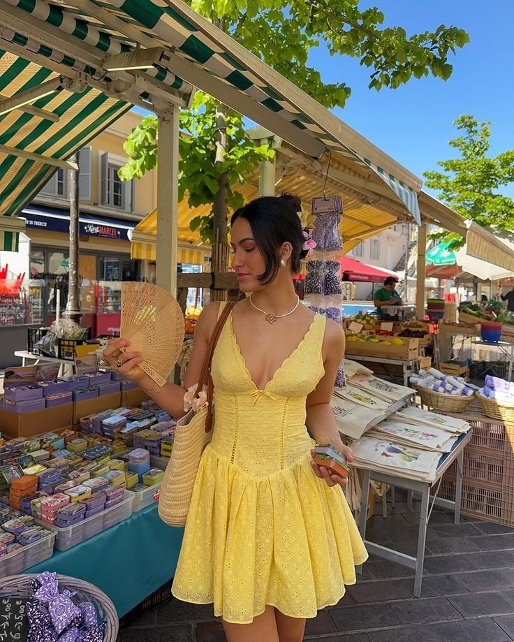 acertainmoodx's tweet photo. yellow just makes every outfit feel happier https://t.co/yG293kmje2