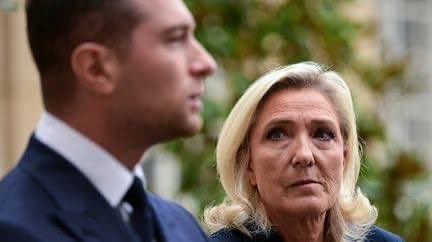 jmaphatie's tweet photo. Ce qui se passe sous nos yeux est très important. La campagne présidentielle du @RNational_off est en train de vriller. 

Au début de la semaine, c’était le voile. Depuis vendredi, c’est l’Ukraine. Le vice-président du RN @louis_aliot a profité d’une interview matinale pour dire que son parti « couperait le robinet » à l’Ukraine s’il arrivait au pouvoir. La formule est terriblement violente. Elle est évidemment employée avec l’assentiment de @MLP_officiel 

Sale coup pour @J_Bardella qui se trouvait en Grande Bretagne. Le voilà obligé d’ânonner dans une posture où on sent l’inconfort que « la France tiendra ses engagements. » A aucun moment, il ne reprend la formule de son vice-président. 

Ce matin, c’est autour de @ljacobelli de s’aligner sur la position d’Aliot, contre celle du président de son parti.. Le signe d’une offensive préméditée. 

Désormais au RN, il faut choisir son camp sur tous les sujets. Pour l’instant, les cadres penchent tous pour la candidate à l’élection présidentielle, ridiculisant objectivement la position du président du parti qui ne maîtrise plus rien dans la formation qu’il est censé diriger. 

Sur le fond, la ligne est cohérente. Le @RNational_off redevient le Front National : xénophobe avec le voile, pro-russe dans le dossier ukrainien. Indice supplémentaire : on annonce le retour opérationnel de @MarionMarechal gardienne de l’héritage familial, xénophobe pour deux et pro-russe pour quatre. 

La place de Jordan Bardella s’est réduite comme peau de chagrin. Pourquoi ? Depuis quand ? 

On pourrait dire que le feu couve depuis longtemps. Son libéralisme économique n’a jamais été dans l’ADN du RN. Son embardée amoureuse avec la jet-set n’a fait que souligner l’incongruité. La décision de Marine Le Pen d’être candidate le 7 juillet malgré sa deuxième condamnation a fini de clouter le cercueil. 

Pour l’instant, Jordan Bardella garde le silence. La cocotte-minute peut emmagasiner beaucoup de chaleur avant d’exploser.  Mais deux choses paraissent certaines. 

1/ Le vieux Front de retour. 
2/ Bardella ne sera jamais premier ministre. 

Peut-être d’ailleurs parce que Marine Le Pen ne veut pas, au fond d’elle, devenir présidente de la République. Elle donne en effet le sentiment de saboter la construction politique que tous les sondages donnent gagnantes. 

Dans ces situations là, il ne faut pas chercher la rationalité. L’irrationalité, c’est à dire les sentiments fabriqués par l’histoire du groupe, balaie tout, comme le ferait une tempête. 

Celle ci, nous la nommerons « Marine ». 

Etonnant non ?