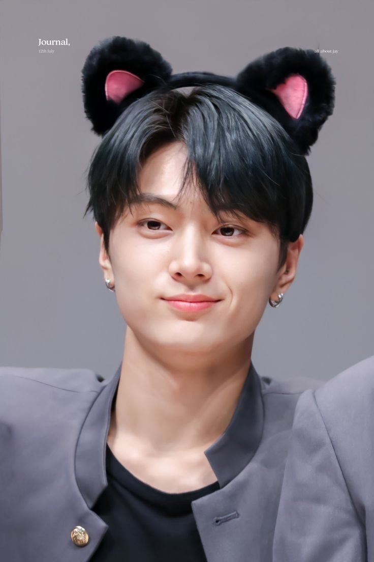 veddrax's tweet photo. Jay wearing cat ears is the cutest thing you’ll ever see https://t.co/qkLNUSfZj2
