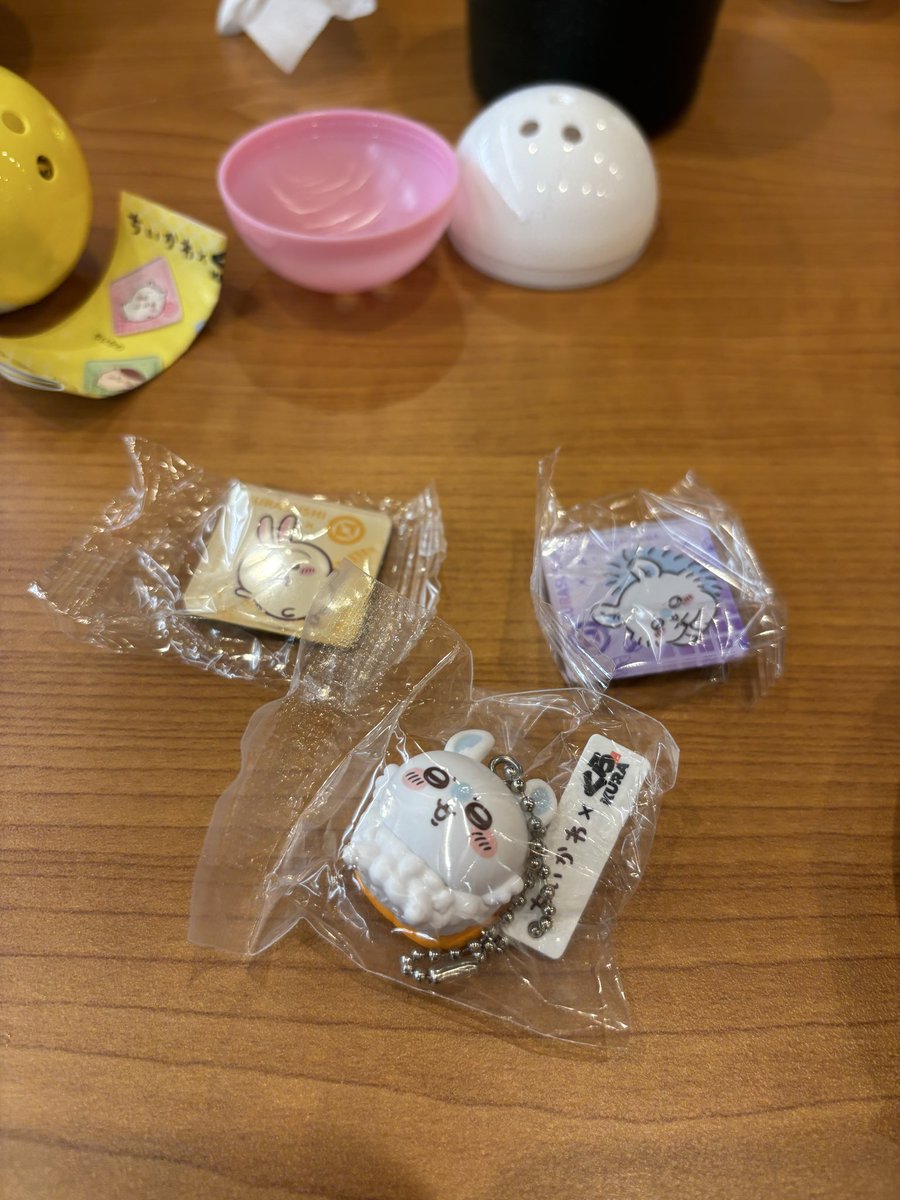 mu0o0's tweet photo. ちいかわ騒動知らずにくら寿司予約したらえらい事になってた。
行ったお店はまだ湯呑みもあったし、フィギュアも出たからちゃんとしたお店だったのかな？ってか大体はちゃんとしてるんだろうけど https://t.co/dqYrKDXUf9