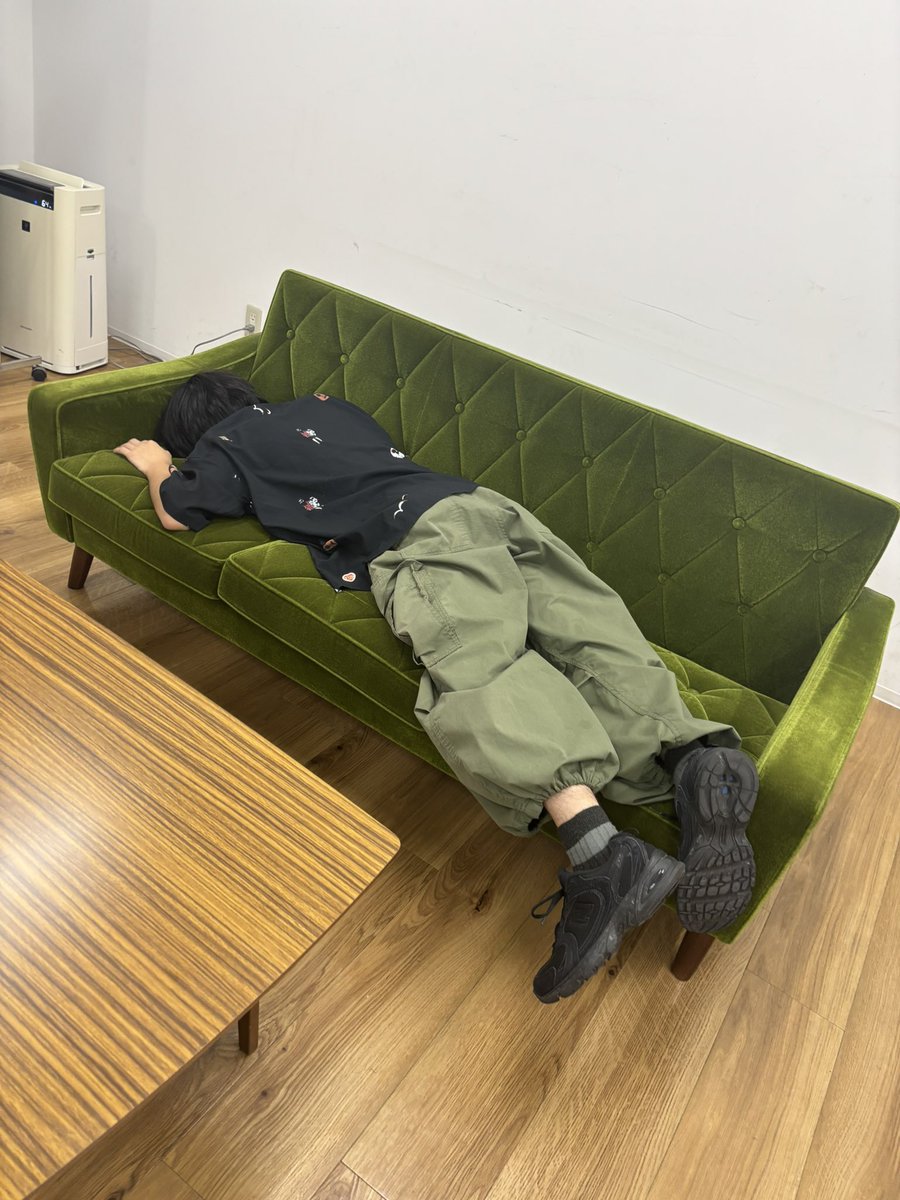 musasshiTrooper's tweet photo. 家主のライブが良すぎてお酒進みすぎた小宮 https://t.co/rtJ1jPeFfQ