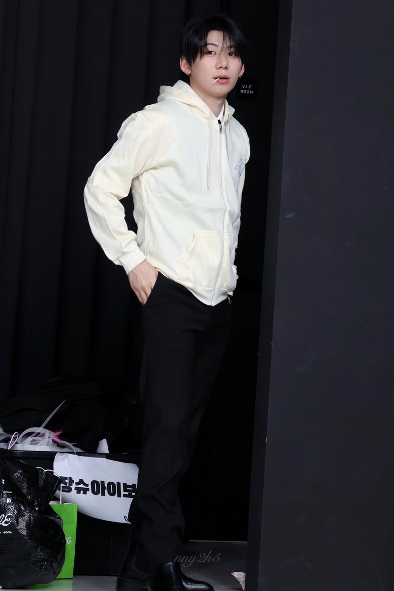nny2h5's tweet photo. 그냥 서 있기만 하는데… 왜 이렇게 잘생겼어? https://t.co/8ULqnwQByO