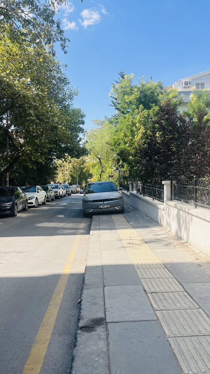 masteryodadkan's tweet photo. @cankayabelediye @ankarabbld @mavimasa , en az dört aydır X platformdan yazıyoruz, hep aynı mesajları alıyoruz, lütfen böyle mesaj atmayın. gerekeni yapın 32 nolu binanın karşısı, araçlar park ediyor yaya kaldırımdan yürüyemiyoruz https://t.co/eKbvFwjKke