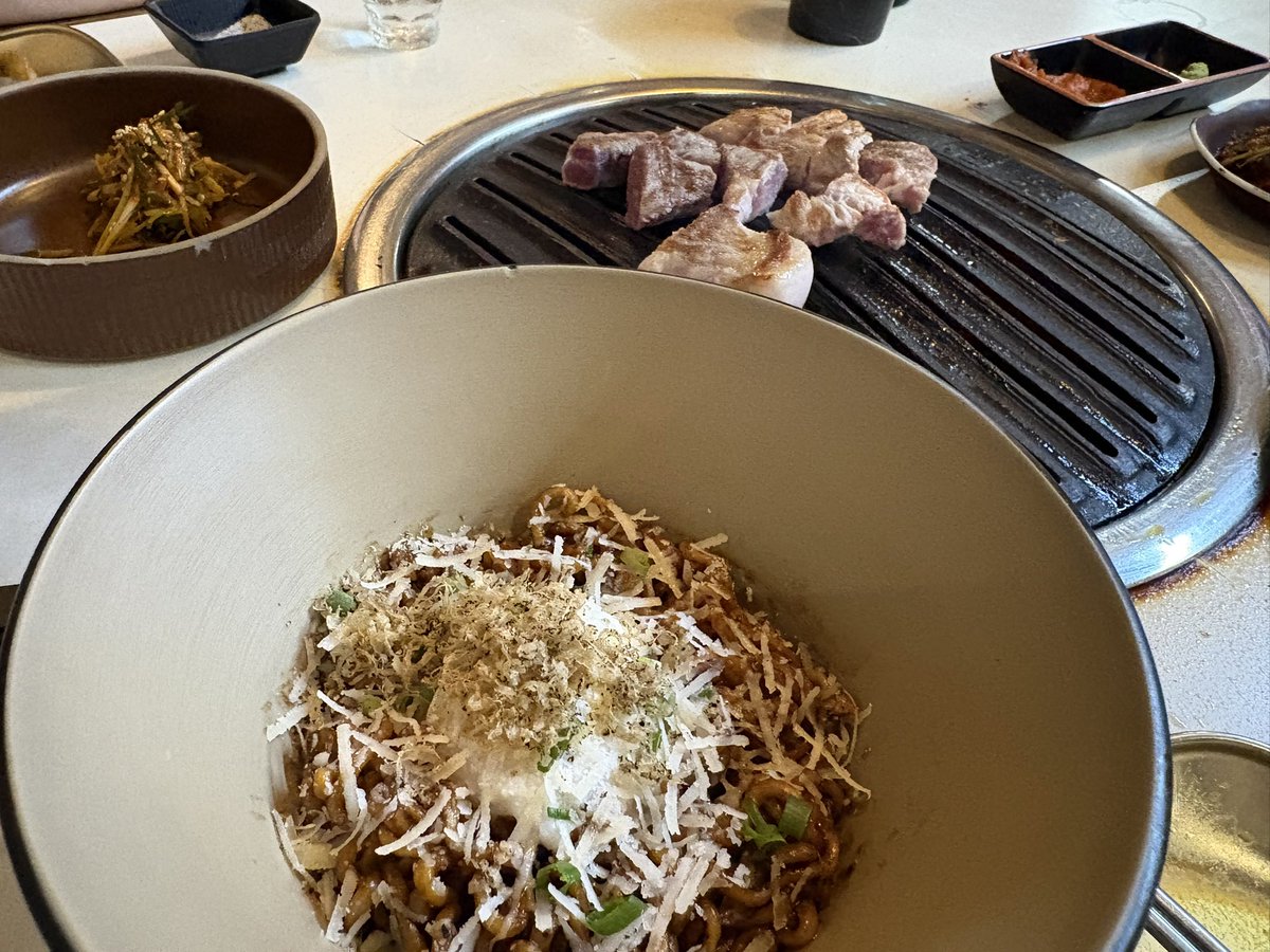 友だちのおかげではじめてのクプダンいけた🙂‍↕️🤝🏻
モクサル美味しすぎて4人前食べてソジュ6本開けてきた🤣❤️

トリュフチャパゲティも人気で頼んだけどお家でも再現できそう🤭🧀

美味しすぎて幸せ、満たされた https://t.co/SySycOKD81