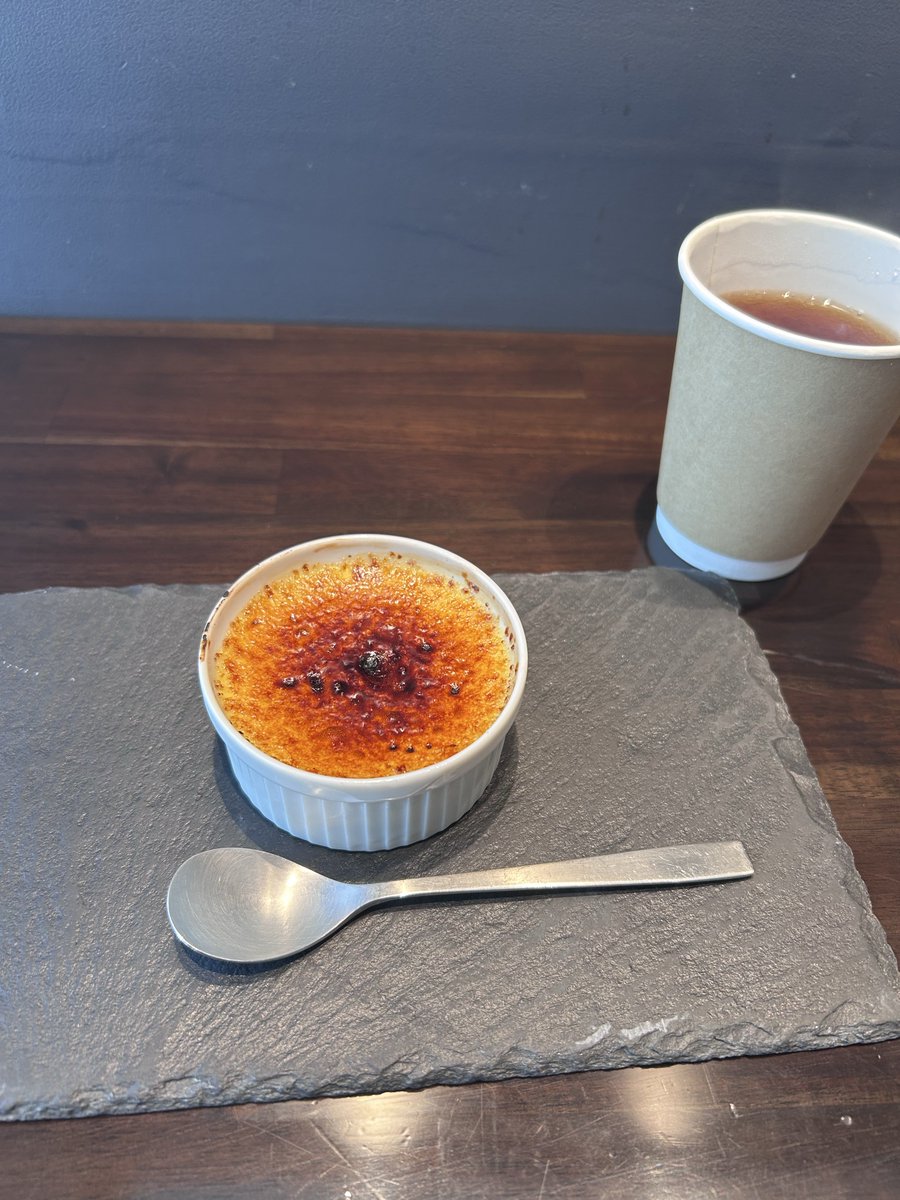 burnetkk's tweet photo. 帰りに寄ろうと思ってたパリアッシュは列長くて諦めた
代わりに前から行きたかった27℃で焼き菓子買ってブリュレ食べた、美味しかった
肥後橋って梅田から近い割になかなか行かない https://t.co/rRBxtCbROn