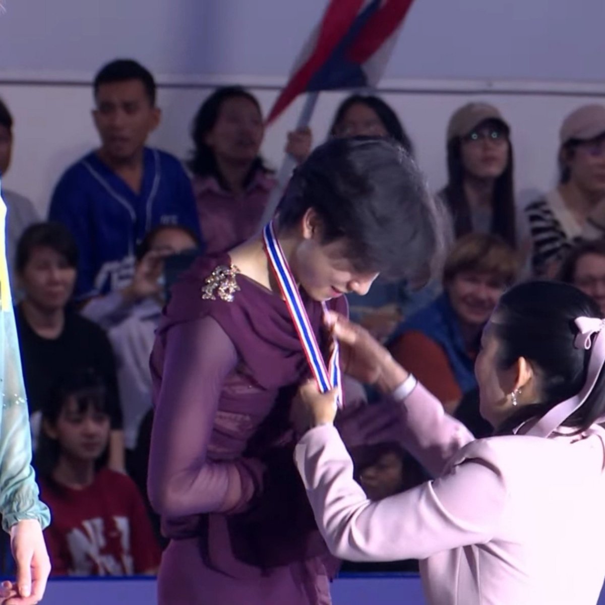 smileyjunnie's tweet photo. prince of thailand medals on home ice ! ! <3 https://t.co/fAfLY0RNaf