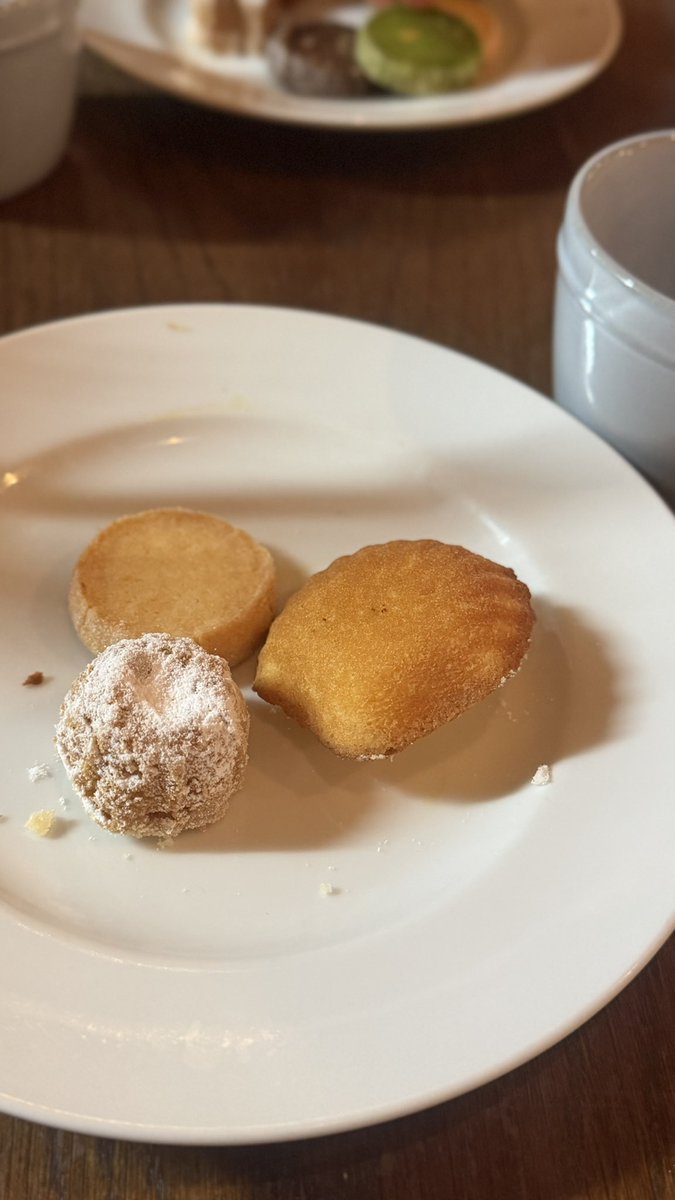 hr_hiroka's tweet photo. 今日は念願のcachetteさんで焼き菓子食べ放題🍪🫖
こんなにいろんな種類の焼き菓子が食べられると思ってなくて、特にマドレーヌがお気に入りでした😋
そのあとはリントンズさんでミルクティーも飲んじゃいました！美味しい物づくしで幸せ🫶🫶 https://t.co/kDfqovBiw3