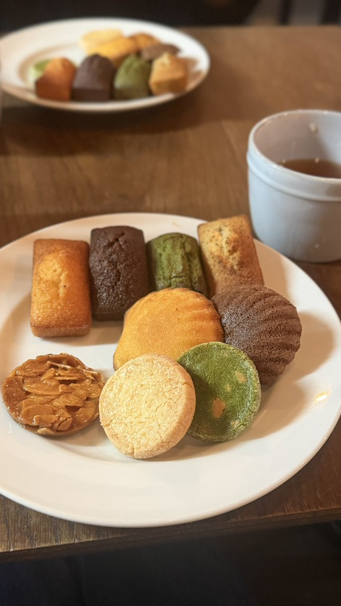 hr_hiroka's tweet photo. 今日は念願のcachetteさんで焼き菓子食べ放題🍪🫖
こんなにいろんな種類の焼き菓子が食べられると思ってなくて、特にマドレーヌがお気に入りでした😋
そのあとはリントンズさんでミルクティーも飲んじゃいました！美味しい物づくしで幸せ🫶🫶 https://t.co/kDfqovBiw3