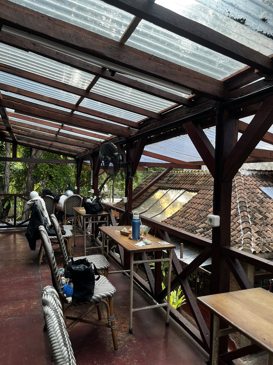 rwdo_'s tweet photo. jujur cafe ini bener-bener sejuk dan adem banget ditengah kota jakarta 🪴🫰🏻 https://t.co/sdWlulxmMZ