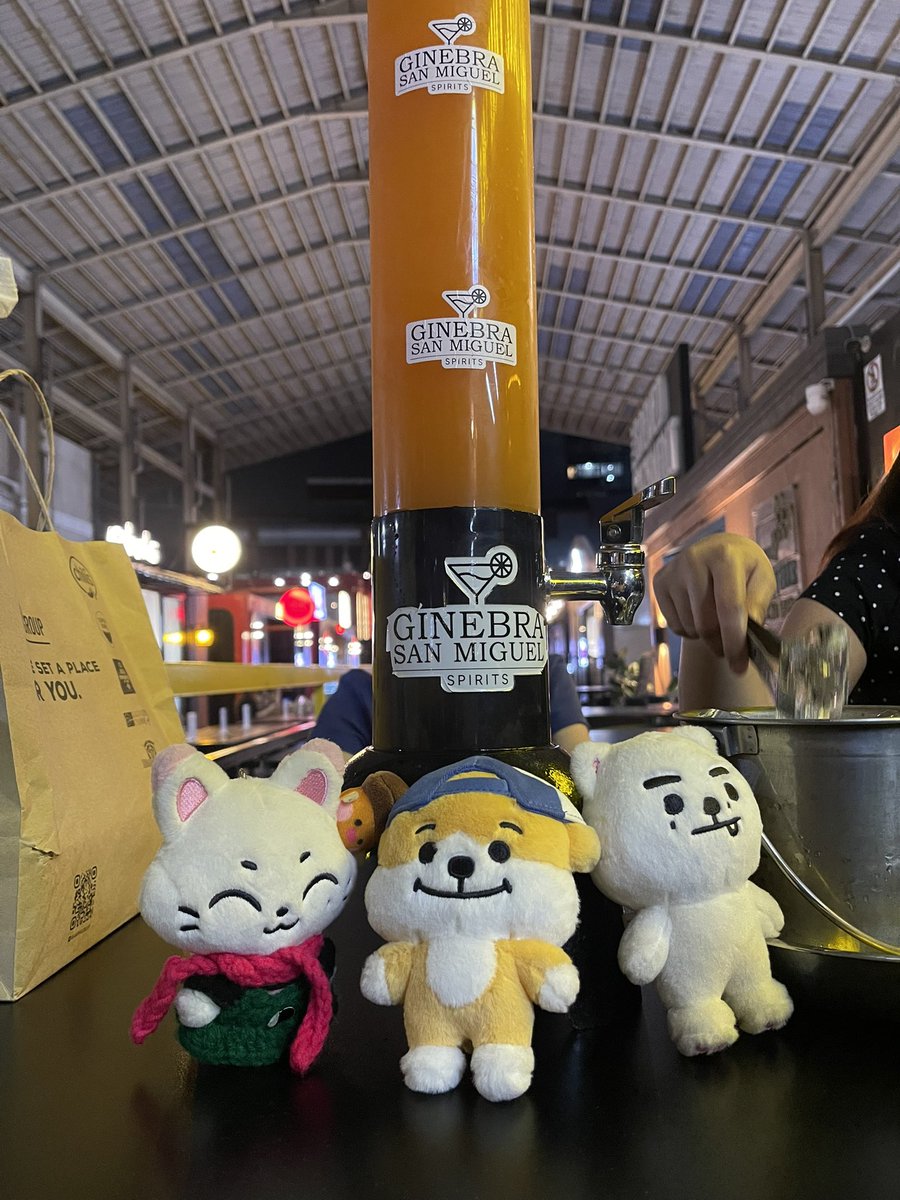 yangsunz's tweet photo. drinking with oomfs while sunoo is live #HellYeah https://t.co/vP2LwAjwLI