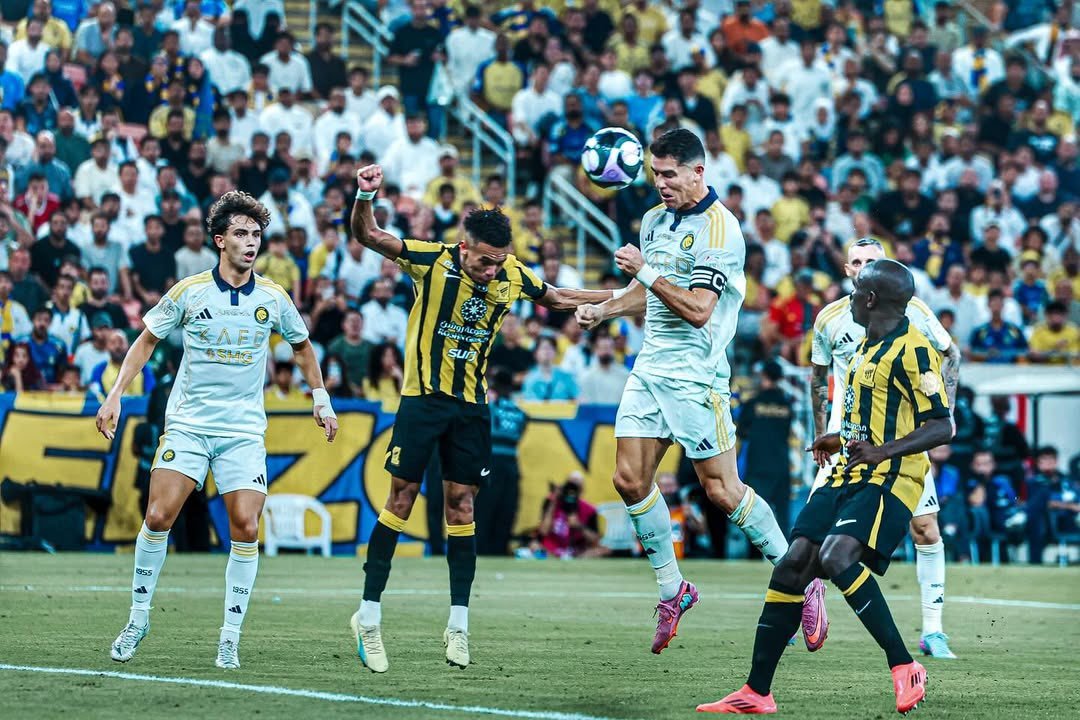 AlNassrTribune's tweet photo. 🚨

Al Nassr have won both league meetings against Al Ittihad in five previous seasons:

2013/14
2014/15
2015/16
2017/18
2023/24

On each occasion, Al Nassr went on to win the following league meeting as well, except after the 2023/24 season, when they lost 2-1.

A win tonight would therefore give Al Nassr three consecutive Saudi Pro League victories over Al Ittihad for the third time in club history.

The previous two runs were:

• 7 consecutive wins between 2013 and 2016
• 3 consecutive wins between 2017 and 2018