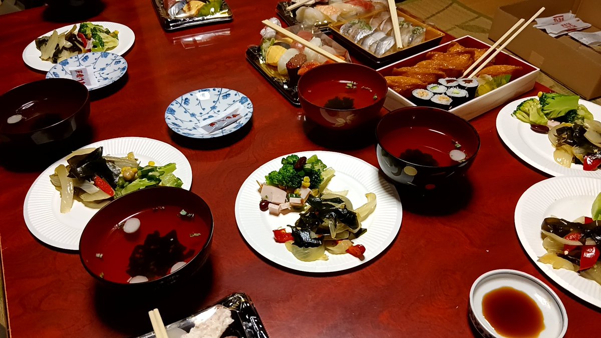 palkansaaja2's tweet photo. 実家ボドゲ会&amp;寿司パーティ！
アテッコのお題も寿司ネタ
めちゃくちゃ楽しい！ https://t.co/YvuLugMMGK