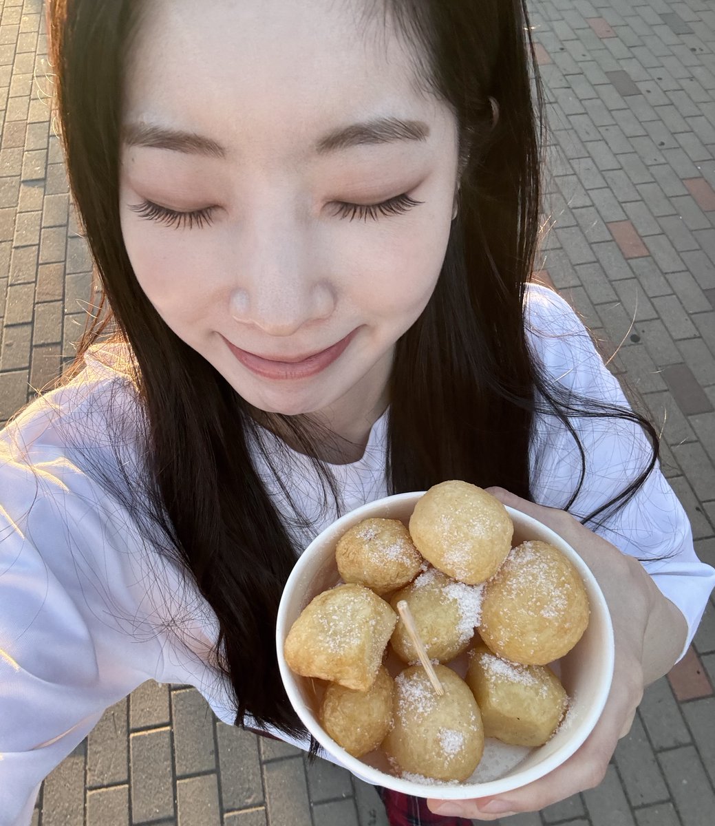 godmitzu's tweet photo. DAHYUN SELCA ON HER WAY BACK TO SEOUL https://t.co/TSObc66EQh