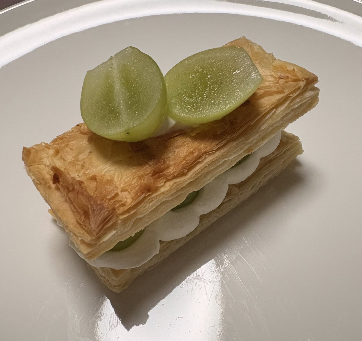rm_zzy's tweet photo. マスカットのミルフィーユケーキをつくったよ~🍰🎶 https://t.co/WEZhyfxqQc